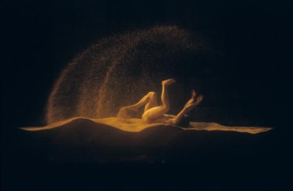 Δύο φωτογράφοι συλλαμβάνουν με την κάμερά τους χορευτικές κινήσεις